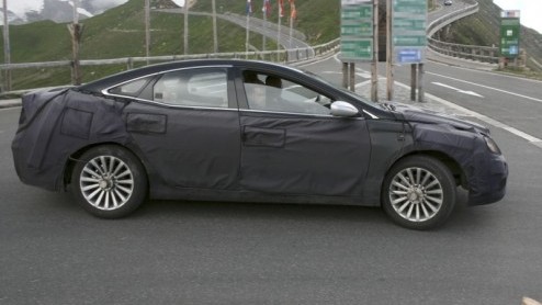 Hyundai beraadt zich op een nieuw vlaggenschip. De Grandeur wordt binnen twee jaar opgevolgd voor een nieuwe, met name bedoeld voor de Aziatische en Amerikaanse markt. Toch reed het Koreaanse topmodel