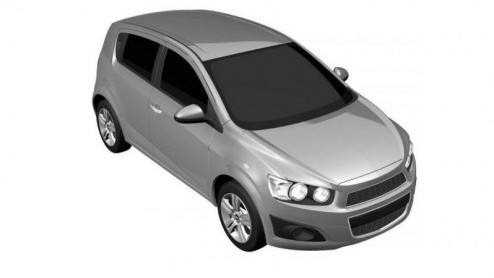 Dit zijn de nieuwste beelden van de Chevrolet Aveo, die volgend bij de dealer staat. Inmiddels is een deel van de heavy-duty camouflage er vanaf gehaald en rijdt de compacte Amerikaan met hip tape z