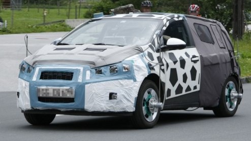Dit zijn de nieuwste beelden van de Chevrolet Aveo, die volgend bij de dealer staat. Inmiddels is een deel van de heavy-duty camouflage er vanaf gehaald en rijdt de compacte Amerikaan met hip tape z