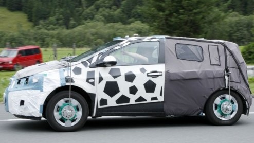 Dit zijn de nieuwste beelden van de Chevrolet Aveo, die volgend bij de dealer staat. Inmiddels is een deel van de heavy-duty camouflage er vanaf gehaald en rijdt de compacte Amerikaan met hip tape z