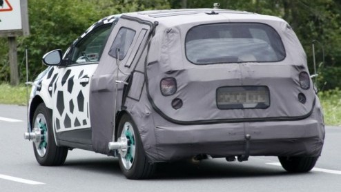 Dit zijn de nieuwste beelden van de Chevrolet Aveo, die volgend bij de dealer staat. Inmiddels is een deel van de heavy-duty camouflage er vanaf gehaald en rijdt de compacte Amerikaan met hip tape z