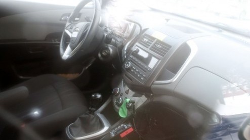 Dit zijn de nieuwste beelden van de Chevrolet Aveo, die volgend bij de dealer staat. Inmiddels is een deel van de heavy-duty camouflage er vanaf gehaald en rijdt de compacte Amerikaan met hip tape z