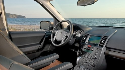 Land Rover steekt de Freelander 2 in een nieuwe jas. Het exterieur is slechts op details aangepast, onderhuids veranderde wel het nodige. Zo komt de nieuweling zelfs als tweewielaandrijver op de markt