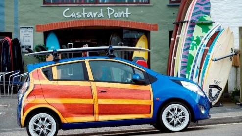Hoe Amerikaans wil je de Chevrolet Spark hebben? Ter gelegenheid van een surffestival gingen de designers even uit hun dak en kwamen met de Spark Woody op de proppen, voorzien van houtlook en white wa