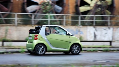 Het is even twee keer kijken, maar smart heeft de fortwo vernieuwd. De inmiddels wereldwijd ingeburgerde stadsauto zoekt het hogerop met meer luxemogelijkheden in een bijgepunt jasje. Ook grepen de te