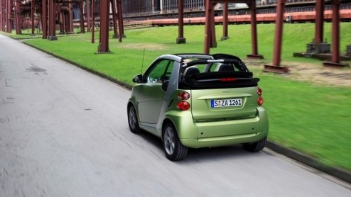 Het is even twee keer kijken, maar smart heeft de fortwo vernieuwd. De inmiddels wereldwijd ingeburgerde stadsauto zoekt het hogerop met meer luxemogelijkheden in een bijgepunt jasje. Ook grepen de te