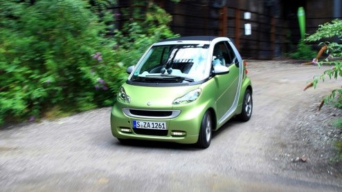 Het is even twee keer kijken, maar smart heeft de fortwo vernieuwd. De inmiddels wereldwijd ingeburgerde stadsauto zoekt het hogerop met meer luxemogelijkheden in een bijgepunt jasje. Ook grepen de te