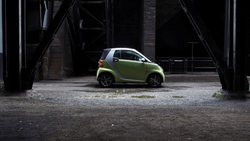 Het is even twee keer kijken, maar smart heeft de fortwo vernieuwd. De inmiddels wereldwijd ingeburgerde stadsauto zoekt het hogerop met meer luxemogelijkheden in een bijgepunt jasje. Ook grepen de te