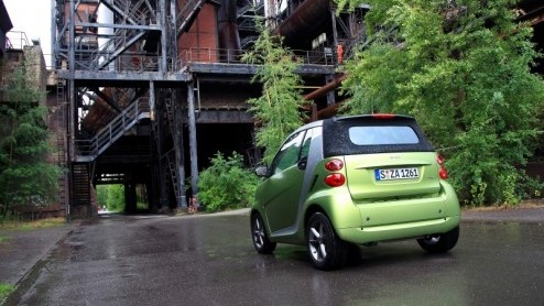 Het is even twee keer kijken, maar smart heeft de fortwo vernieuwd. De inmiddels wereldwijd ingeburgerde stadsauto zoekt het hogerop met meer luxemogelijkheden in een bijgepunt jasje. Ook grepen de te