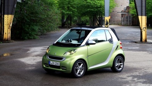 Het is even twee keer kijken, maar smart heeft de fortwo vernieuwd. De inmiddels wereldwijd ingeburgerde stadsauto zoekt het hogerop met meer luxemogelijkheden in een bijgepunt jasje. Ook grepen de te