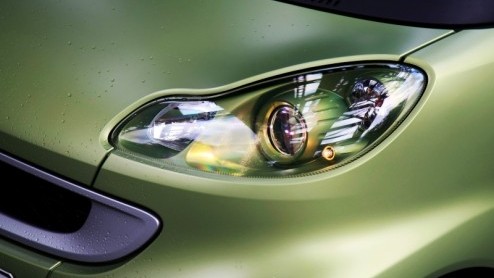 Het is even twee keer kijken, maar smart heeft de fortwo vernieuwd. De inmiddels wereldwijd ingeburgerde stadsauto zoekt het hogerop met meer luxemogelijkheden in een bijgepunt jasje. Ook grepen de te