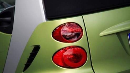 Het is even twee keer kijken, maar smart heeft de fortwo vernieuwd. De inmiddels wereldwijd ingeburgerde stadsauto zoekt het hogerop met meer luxemogelijkheden in een bijgepunt jasje. Ook grepen de te