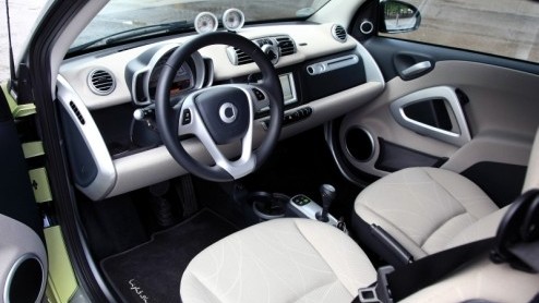 Het is even twee keer kijken, maar smart heeft de fortwo vernieuwd. De inmiddels wereldwijd ingeburgerde stadsauto zoekt het hogerop met meer luxemogelijkheden in een bijgepunt jasje. Ook grepen de te