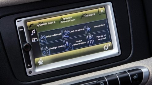 Het is even twee keer kijken, maar smart heeft de fortwo vernieuwd. De inmiddels wereldwijd ingeburgerde stadsauto zoekt het hogerop met meer luxemogelijkheden in een bijgepunt jasje. Ook grepen de te