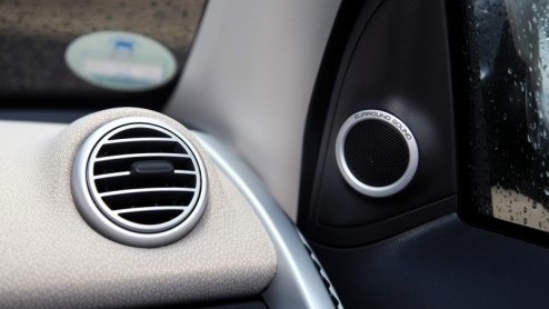 Het is even twee keer kijken, maar smart heeft de fortwo vernieuwd. De inmiddels wereldwijd ingeburgerde stadsauto zoekt het hogerop met meer luxemogelijkheden in een bijgepunt jasje. Ook grepen de te
