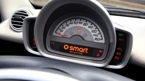 Het is even twee keer kijken, maar smart heeft de fortwo vernieuwd. De inmiddels wereldwijd ingeburgerde stadsauto zoekt het hogerop met meer luxemogelijkheden in een bijgepunt jasje. Ook grepen de te