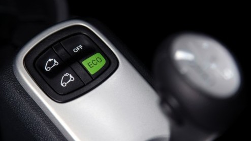 Het is even twee keer kijken, maar smart heeft de fortwo vernieuwd. De inmiddels wereldwijd ingeburgerde stadsauto zoekt het hogerop met meer luxemogelijkheden in een bijgepunt jasje. Ook grepen de te