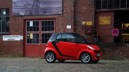 Het is even twee keer kijken, maar smart heeft de fortwo vernieuwd. De inmiddels wereldwijd ingeburgerde stadsauto zoekt het hogerop met meer luxemogelijkheden in een bijgepunt jasje. Ook grepen de te