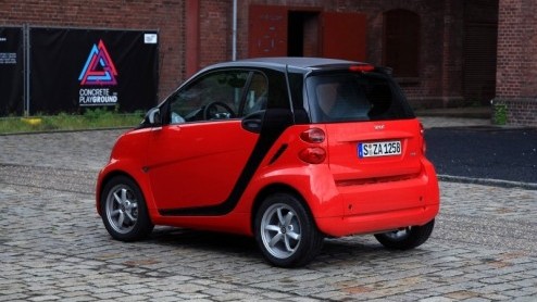 Het is even twee keer kijken, maar smart heeft de fortwo vernieuwd. De inmiddels wereldwijd ingeburgerde stadsauto zoekt het hogerop met meer luxemogelijkheden in een bijgepunt jasje. Ook grepen de te