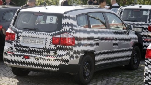 Het is weer even geleden dat we levenstekenen hebben vernomen van de Chevrolet Orlando. De Amerikanen willen deze ruimte MPV met crossover trekjes vanaf begin volgend jaar in de markt zetten en rijden