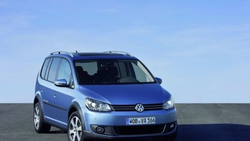 We konden er de klok op gelijk zetten dat Volkswagen ook de CrossTouran in een nieuw jasje zou steken. Vanaf vandaag is dat, getuige officile beelden - realiteit.