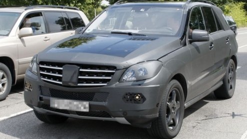 De komende twee jaar heeft Mercedes-Benz grootse plannen met nieuwe modellen. En daarvan is de nieuwe M-Klasse, die nog een jaar op zich laat wachten maar onlangs op de foto werd gezet tijdens zijn t