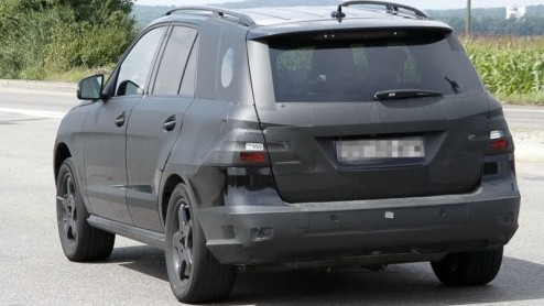 De komende twee jaar heeft Mercedes-Benz grootse plannen met nieuwe modellen. En daarvan is de nieuwe M-Klasse, die nog een jaar op zich laat wachten maar onlangs op de foto werd gezet tijdens zijn t