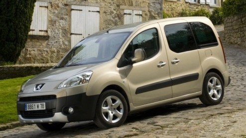 Peugeot wijzigt het motorgamma van de Partner en Bipper Tepee. Zowel de 1.6 benzine als dieselvariant worden schoner en krachtiger en dat levert soms ook prijsvoordeel op.