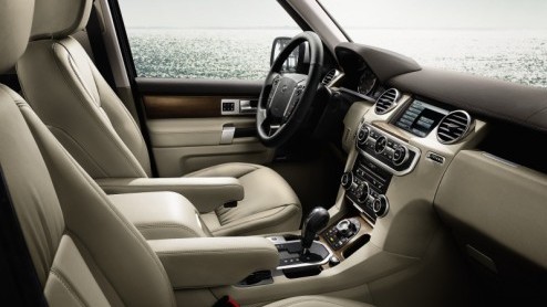 Na de ingrijpende vernieuwing van de Discovery vorig jaar, zet Land Rover voor het modeljaar 2011 de puntjes op de i met enkele subtiele wijzigingen. Zo is er voor de veelzijdige Brit een nieuwe motor