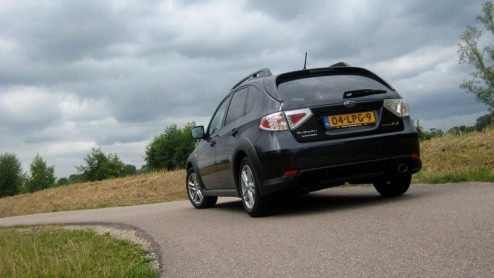 Subaru dacht na hoe de Impreza op extra aandacht kan rekenen. De Japanners namen daarbij naar eigen zeggen een crossover ter inspiratie. Resultaat? De Impreza XV, met robuuste looks en bijpassend inte