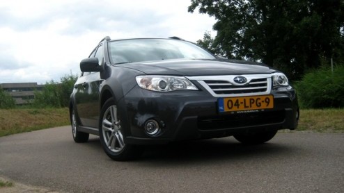 Subaru dacht na hoe de Impreza op extra aandacht kan rekenen. De Japanners namen daarbij naar eigen zeggen een crossover ter inspiratie. Resultaat? De Impreza XV, met robuuste looks en bijpassend inte