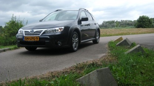 Subaru dacht na hoe de Impreza op extra aandacht kan rekenen. De Japanners namen daarbij naar eigen zeggen een crossover ter inspiratie. Resultaat? De Impreza XV, met robuuste looks en bijpassend inte