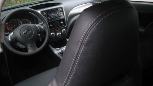 Subaru dacht na hoe de Impreza op extra aandacht kan rekenen. De Japanners namen daarbij naar eigen zeggen een crossover ter inspiratie. Resultaat? De Impreza XV, met robuuste looks en bijpassend inte