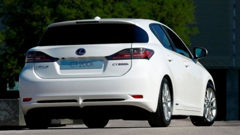 Lexus heeft de dynamische tests met de Full Hybrid CT 200h op de Europese wegen afgerond. Om aan de hoge eisen van de Europese consument te voldoen, is de Lexus op een aantal fronten verder verfijnd.