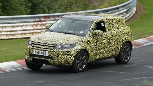 Land Rover is na de komst van de Range Rover Evoque nog veel meer van plan. Zo betrappen we hier de vijfdeursversie van de nog te introduceren nieuwe spruit op het 'snelle' asfalt van de Nordschleife.