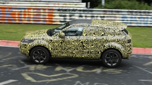 Land Rover is na de komst van de Range Rover Evoque nog veel meer van plan. Zo betrappen we hier de vijfdeursversie van de nog te introduceren nieuwe spruit op het 'snelle' asfalt van de Nordschleife.