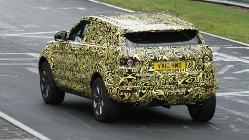 Land Rover is na de komst van de Range Rover Evoque nog veel meer van plan. Zo betrappen we hier de vijfdeursversie van de nog te introduceren nieuwe spruit op het 'snelle' asfalt van de Nordschleife.