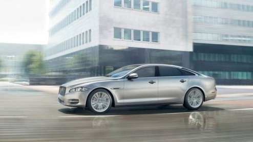 Voor wie zeer serieus op deze wereld wordt genomen en geen risico's kan lopen heeft Jaguar de XJ Sentinel ontwikkeld. De Britten onthullen deze bepantserde versie in Moskou en is bestand tegen explosi