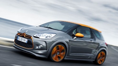 Citron heeft een prijskaartje gehangen aan de 'hete' DS3, de Racing. Met een vanafprijs van 34.995 euro een serieuze smak geld. Je krijgt er wel een 'dikke' auto met flink vermogen voor terug.