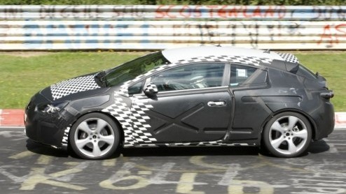 Dit zijn de eerste beelden van de Astra OPC, de meest sportieve Astra die Opel te bieden heeft en nog veel meer gepeperd is dan de GSi die eerder werd gesignaleerd. Het paradepaardje werd als driedeur