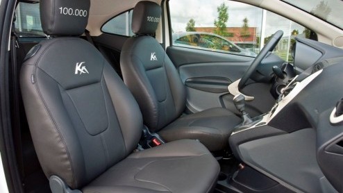 Hoera! Ford heeft 100.000 Kas verkocht in ons land. De kunstzinnige, compacte telg uit de familie met ontelbare speciale uitvoeringen is sinds 1998 een groot succes. Het exemplaar dat de mijlpaal opl