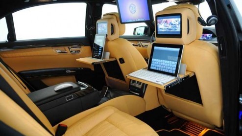 Brabus heeft zoveel mogelijk Apple-apparatuur achterin een Mercedes S-klasse gepropt en noemt hem de ultieme zakensedan. Goed om te weten: het zogeheten iBusiness pakket is beschikbaar voor iedere S-k