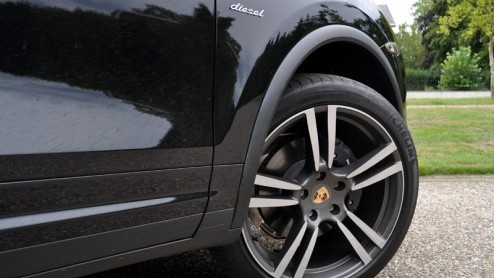Nul tot honderd in slechts 4,7 seconden en een topsnelheid van 278 km/h. Hebben we hier te maken met een sportwagen? Nee, het zijn de prestaties die de nieuwe Porsche Cayenne Turbo aan de dag legt. Po