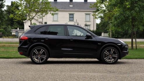 Nul tot honderd in slechts 4,7 seconden en een topsnelheid van 278 km/h. Hebben we hier te maken met een sportwagen? Nee, het zijn de prestaties die de nieuwe Porsche Cayenne Turbo aan de dag legt. Po