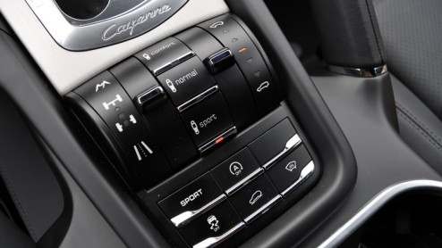 Nul tot honderd in slechts 4,7 seconden en een topsnelheid van 278 km/h. Hebben we hier te maken met een sportwagen? Nee, het zijn de prestaties die de nieuwe Porsche Cayenne Turbo aan de dag legt. Po