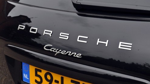 Nul tot honderd in slechts 4,7 seconden en een topsnelheid van 278 km/h. Hebben we hier te maken met een sportwagen? Nee, het zijn de prestaties die de nieuwe Porsche Cayenne Turbo aan de dag legt. Po