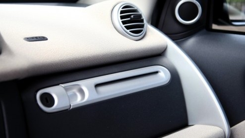 Terwijl de importeur de herziene prijzen van de vernieuwde smart fortwo nog even achter de hand houdt, rollen ze bij ons digitaal de mailbox binnen. Goed nieuws is dat de bijgewerkte tweezitter niet i