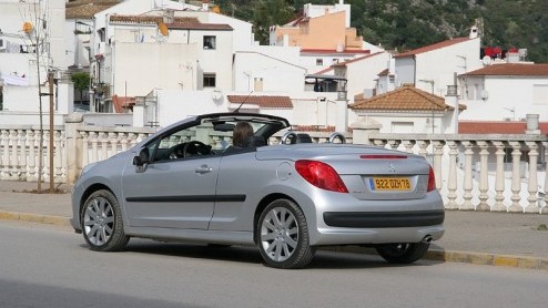 Veiligheid, degelijkheid en uitrusting zijn vandaag zo belangrijk geworden dat ze al te letterlijk een forse steen bijdragen aan het autogewicht. De nieuwe Peugeot 207 CC lijkt daardoor wel van massie