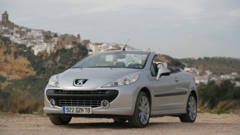Veiligheid, degelijkheid en uitrusting zijn vandaag zo belangrijk geworden dat ze al te letterlijk een forse steen bijdragen aan het autogewicht. De nieuwe Peugeot 207 CC lijkt daardoor wel van massie