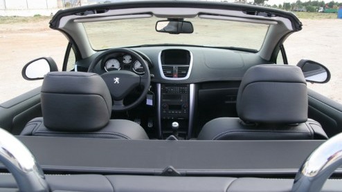 Veiligheid, degelijkheid en uitrusting zijn vandaag zo belangrijk geworden dat ze al te letterlijk een forse steen bijdragen aan het autogewicht. De nieuwe Peugeot 207 CC lijkt daardoor wel van massie
